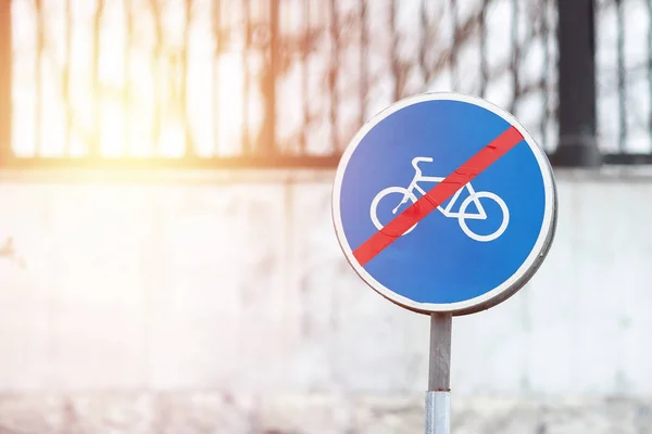 Útjelzés vége a dedikált ciklus út kerek kék jel fehér kerékpár szimbólum és a piros vonal sztrájk ellen — Stock Fotó
