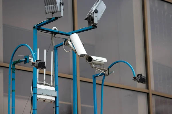 Video camera security system on the wall of the building. The concept of video surveillance, surveillance. — Stock Photo, Image