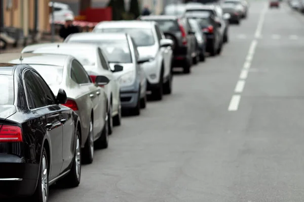 Sok autó parkolt az út mentén. Hiánya, parkolás a nagyvárosokban. — Stock Fotó