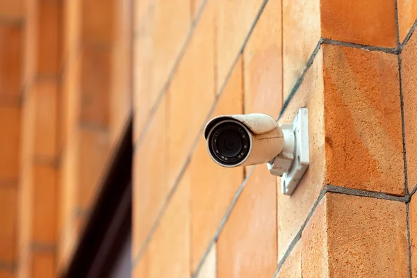 Sistema de seguridad de la cámara de vídeo en la pared del edificio. El concepto de videovigilancia, vigilancia . — Foto de Stock