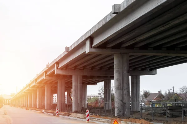 Sitio de construcción, sitio de construcción, construcción de puentes, vista desde abajo . —  Fotos de Stock