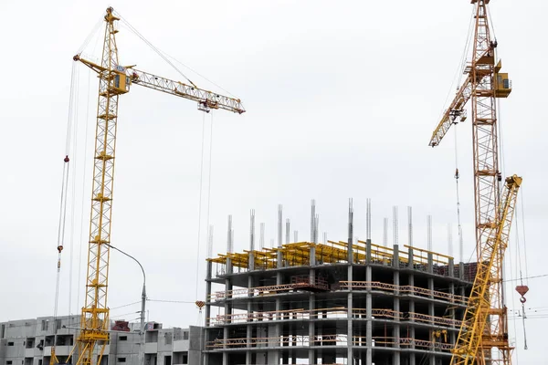 Stavební konstrukce na monolitické technologie. Výstavba budovy. Betonový rám budovy. — Stock fotografie