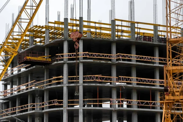 Stavební konstrukce na monolitické technologie. Výstavba budovy. Betonový rám budovy. — Stock fotografie