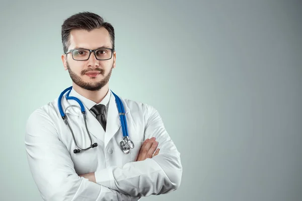 Muž, doktor v bílém kabátě s stetoskem. Pojetí medicíny, lékařská schůzka, zdravotní péče. Kopírovat místo. — Stock fotografie