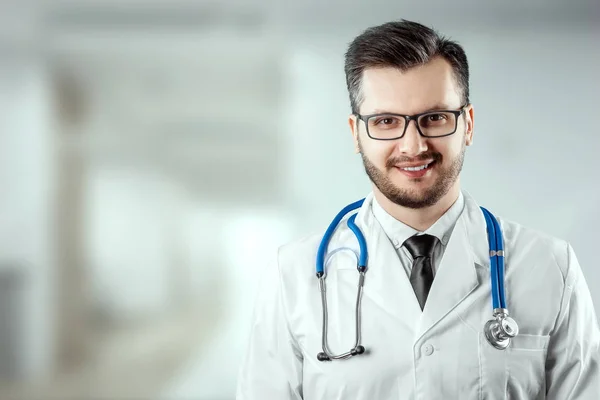 Egy férfi, egy orvos fehér kabát sztetoszkóppal. Az orvostudomány fogalma, az orvos kinevezése, egészségügyi ellátás. Lemezterület másolása. — Stock Fotó