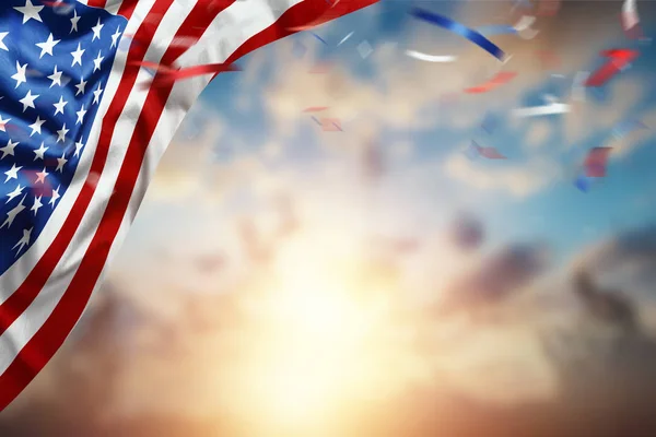 Fond créatif, drapeau américain sur beau fond de coucher de soleil, fête de l'indépendance. 4ème jour de juillet bannière, carte de voeux, démocratie, espace de copie . — Photo