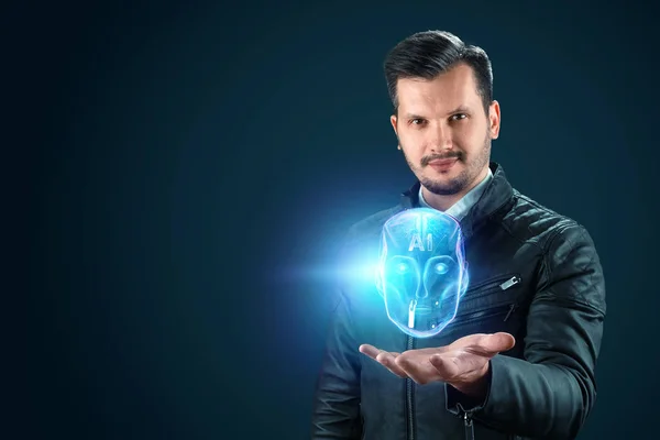 Een man houdt een hand met een hologram van een robothoofd, kunstmatige intelligentie op een blauwe achtergrond. Concept neurale netwerken, automatische piloot, robotisering, industriële revolutie 4,0. — Stockfoto