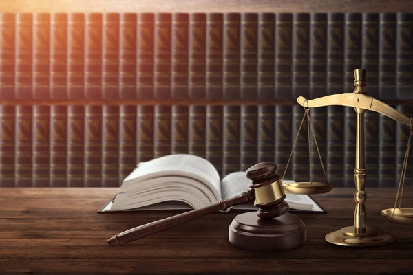 El mazo del juez y un libro sobre una mesa de madera. Concepto de ley, justicia, castigo, juez, corte corrupta. espacio de copia — Foto de Stock
