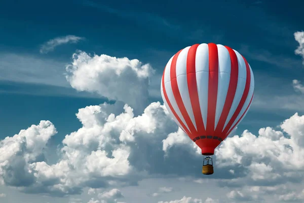 Multicolore, grandi palloncini contro il cielo blu. Concetto di viaggio, sogno, nuove emozioni, agenzia viaggi . — Foto Stock