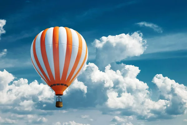 Multicolore, grandi palloncini contro il cielo blu. Concetto di viaggio, sogno, nuove emozioni, agenzia viaggi . — Foto Stock