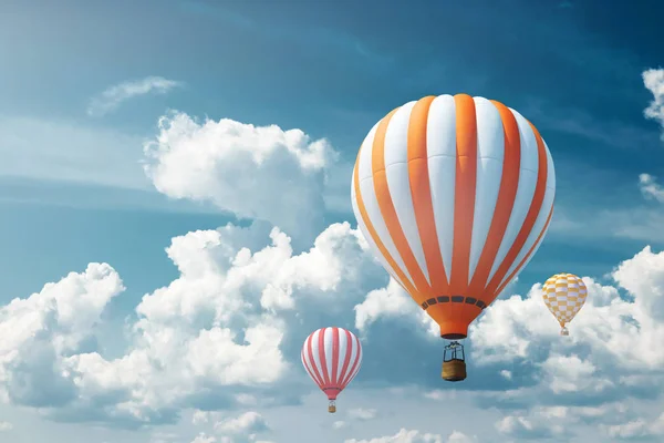 Multicoloridos, grandes balões contra o céu azul. Conceito de viagem, sonho, novas emoções, agência de viagens . — Fotografia de Stock