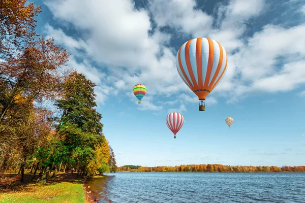 Globos multicolores y grandes contra el cielo azul. Concepto de viaje, sueño, nuevas emociones, agencia de viajes . — Foto de Stock