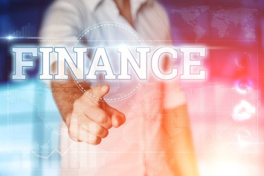 İşadamı sanal bir ekranda tıklatır ve 