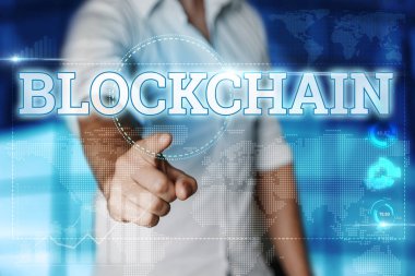 İşadamı sanal bir ekranda tıklatır ve 