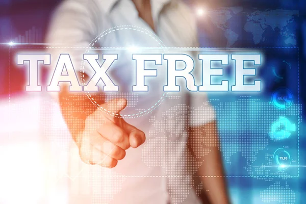 Бизнесмен нажимает на виртуальный экран и выбирает "TAX FREE". Синий фон. Бизнес-концепция. Смешанные медиа — стоковое фото