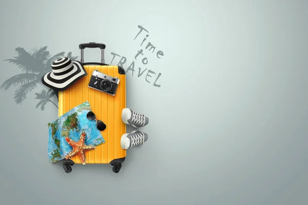 Fondo creativo, maleta amarilla, tiempo de viaje, zapatillas, mapa sobre fondo gris. Concepto de viaje, turismo, vacaciones, vacaciones, sueño. Ilustración 3D, representación 3D — Foto de Stock