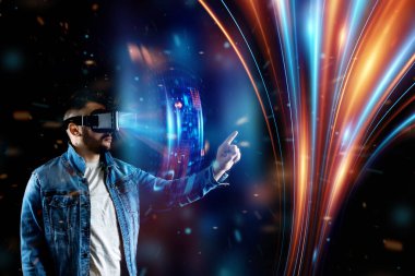 Sanal gerçeklik gözlüklü bir adamın portresi vr, sanal ekran ile etkileşime giriyor. Geleceğin kavramı burada, uygulamalar gerçekliği tamamlıyor, sanal gerçekliğin arayüzü