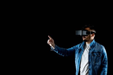 Sanal gerçeklik gözlük, vr, karanlık bir arka plan karşı bir adamın portresi. Geleceğin konsepti burada, uygulamalar gerçekliği tamamlıyor, sanal gerçeklik arabirimini. Kopyalama alanı.