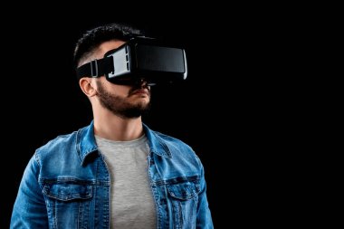 Sanal gerçeklik gözlük, vr, karanlık bir arka plan karşı bir adamın portresi. Geleceğin konsepti burada, uygulamalar gerçekliği tamamlıyor, sanal gerçeklik arabirimini. Kopyalama alanı.