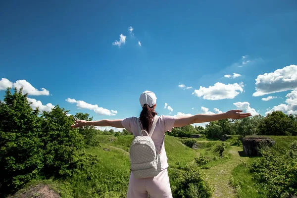 背景,自然,女孩与背包的背景一个美丽的风景。野生动物, 娱乐, 旅游 — 图库照片