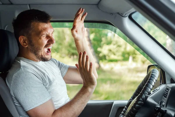 Portrét křičící mladé obchodní firmy, která se dostala do automobilové nehody při jízdě — Stock fotografie