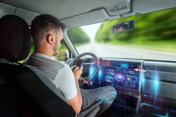 Un hombre en un coche autónomo. Conducción autónoma. Concepto piloto automático, ingeniería automotriz, inteligencia artificial —  Fotos de Stock