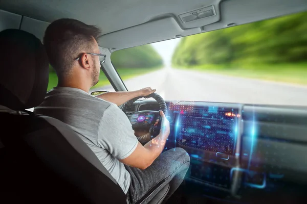 A man in an autonomous car. Self-driving. Concept autopilot, automotive engineering, artificial intelligence — Stock Photo, Image