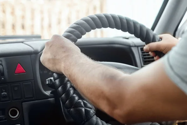 Lidské ruce na volant. Obyčejný člověk, který řídí auto. Řízení, doprava, cestování, dobrodružství — Stock fotografie