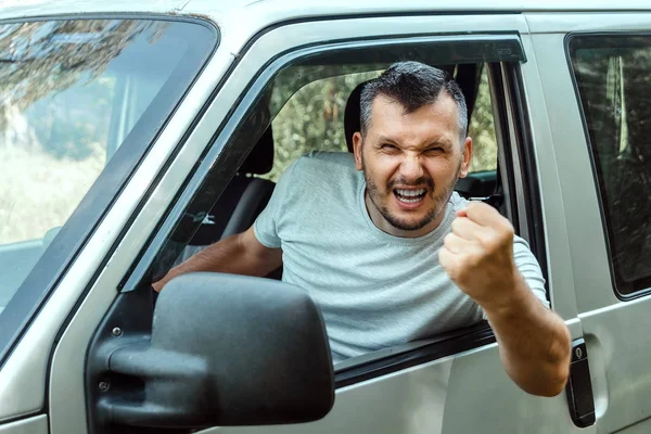 アグレッシブな男は、車の運転手は、旅行中にホイールに激怒しています。緊急事態、事故、権利侵害、紛争、悪い運転者 — ストック写真