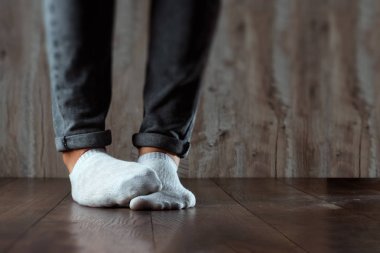 Bir adamın bacakları yakın, kokuşmuş. Kötü koku. Kokuşmuş bacaklar, bacaklarda mantar