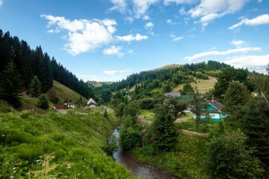 Dağ, güzel manzara, dağlarda bir köy, yaz. Ukrayna, Karpat Dağları. Seyahat, turizm, tatil, tatil kavramı
