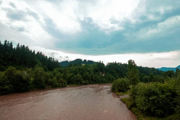 산에서 강, 하늘, 여름. 우크라이나, 카르파티아 산맥. 여행,관광·휴가·휴가의 개념 — 스톡 사진