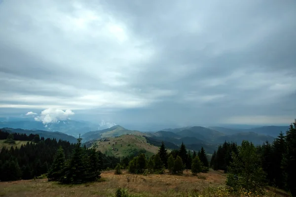 Гора, красивий краєвид. Україна, карпатські гори. Поняття подорожі, туризм, свята, відпустка — стокове фото