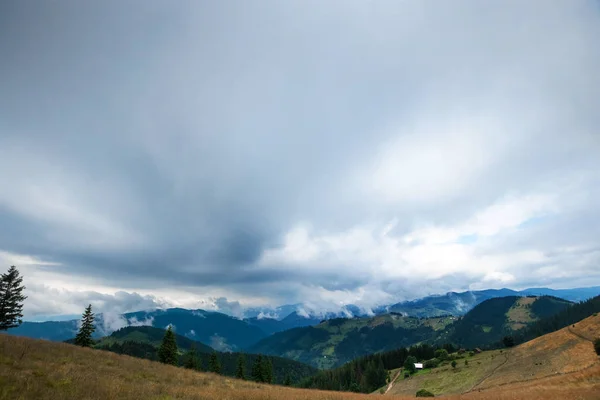 Montagna, bellissimo paesaggio. Ucraina, i Carpazi. Concetto di viaggio, turismo, vacanze, vacanze — Foto Stock