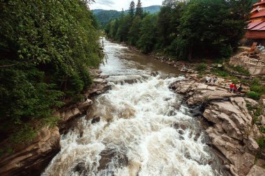 Mağara dağlarında küçük yeşil orman şelalesi, bir dağ nehrinde çağlayanlar. Aktif tatil kavramı, tatiller