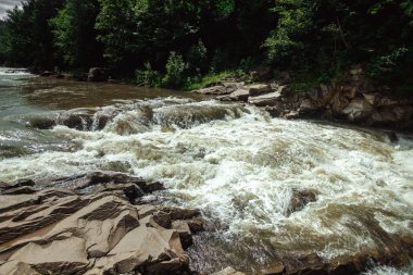 Manzara, dağ deresi, bir dağ nehrinde çağlayanlar. Aktif tatil kavramı, tatiller