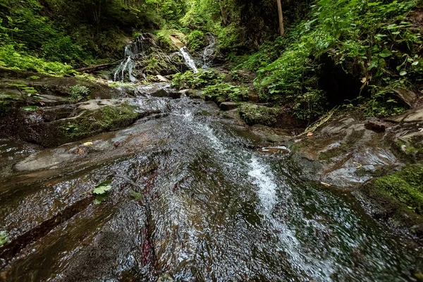 Petite cascade de forêt verte dans les montagnes de la grotte, cascades sur une rivière de montagne. Le concept de vacances actives, vacances — Photo