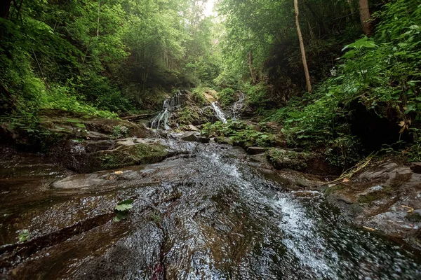 Petite cascade de forêt verte dans les montagnes de la grotte, cascades sur une rivière de montagne. Le concept de vacances actives, vacances — Photo