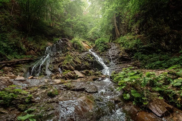 Petite cascade de forêt verte dans les montagnes de la grotte, cascades sur une rivière de montagne. Le concept de vacances actives, vacances — Photo