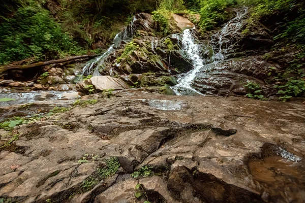 La cascade d'une cascade de rivière froide tombe sur les pierres, les cascades sur une rivière de montagne. Le concept de vacances actives, vacances — Photo