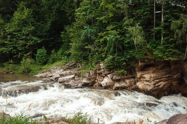 Petite cascade de forêt verte dans les montagnes de la grotte, cascades sur une rivière de montagne. Le concept de vacances actives, vacances — Photo