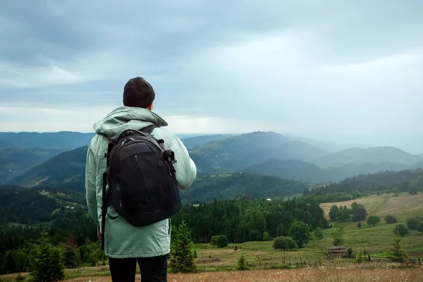 Turista masculino disfrutando del terreno montañoso. El concepto de turismo activo, recreación, los Cárpatos. Copiar espacio —  Fotos de Stock