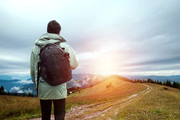 Touriste masculin profitant du terrain montagneux. Le concept de tourisme actif, les loisirs, les Carpates. Espace de copie — Photo