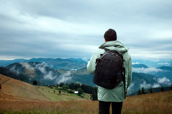 Turista masculino disfrutando del terreno montañoso. El concepto de turismo activo, recreación, los Cárpatos. Copiar espacio —  Fotos de Stock