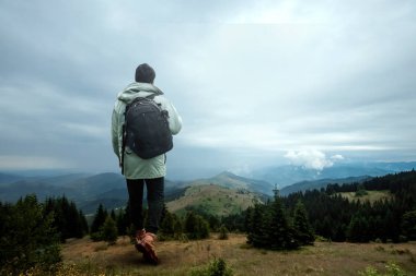 Yaratıcı arka plan, Bir adam dev, bir adam bir turist, o bir sırt çantası ile dağlık bir alanda yürür. Guliver kavramı, aktif turizm, rekreasyon, Karpatlar. Karışık ortam