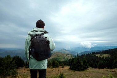 Erkek turist dağlık arazinin tadını çıkarıyor. Aktif turizm, rekreasyon, Karpatlar kavramı. Kopyalama alanı