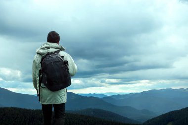 Erkek turist dağlık arazinin tadını çıkarıyor. Aktif turizm, rekreasyon, Karpatlar kavramı. Kopyalama alanı