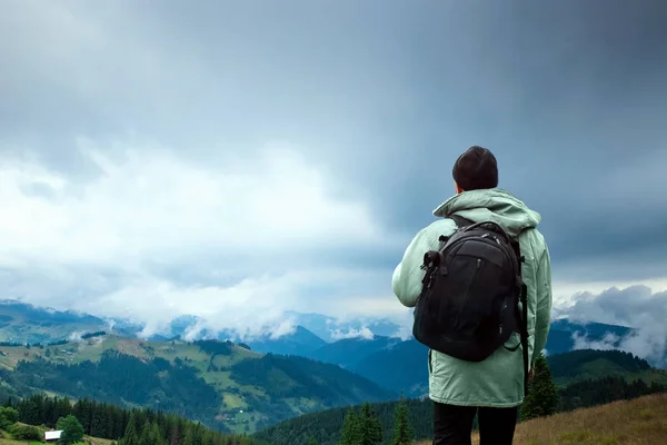 Turista masculino desfrutando do terreno montanhoso. O conceito de turismo ativo, recreação, os Cárpatos. Espaço de cópia — Fotografia de Stock