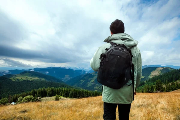 Touriste masculin profitant du terrain montagneux. Le concept de tourisme actif, les loisirs, les Carpates. Espace de copie — Photo