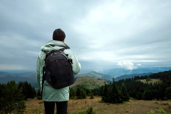 Turista masculino disfrutando del terreno montañoso. El concepto de turismo activo, recreación, los Cárpatos. Copiar espacio —  Fotos de Stock